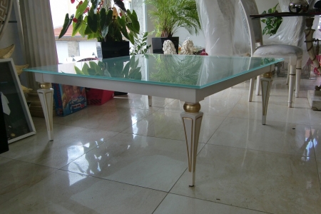 tavolo in legno con piano in vetro