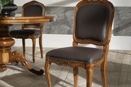 sedia intagliata con finitura in pelle