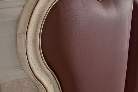 particolare letto laccato rifinito in pelle