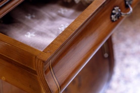 credenza noce con  intarsio
