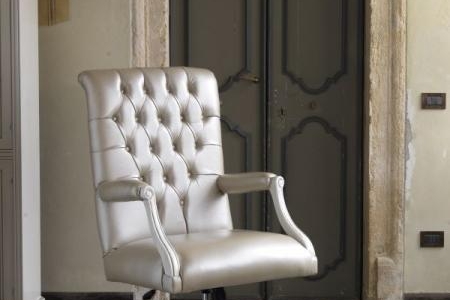 poltrona girevole in pelle chiara