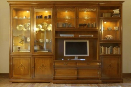 soggiorno noce intarsiato con porta tv e cristalliere