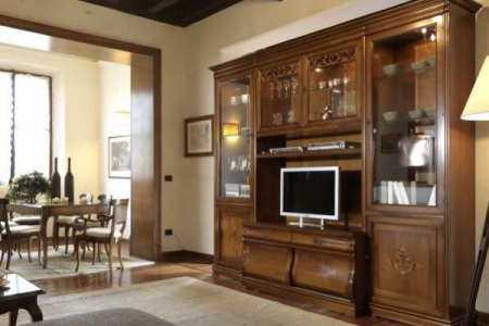 soggiorno noce intarsiato con porta tv sagomato