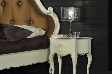 comodino laccato panna