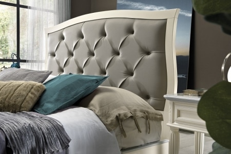 letto testata laccato panna, finitura  in  pelle capitonnè