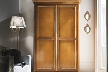 armadio colore noce con finitura oro
