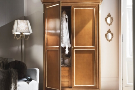 armadio colore noce con finitura oro