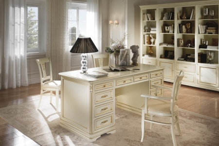 scrittoio laccato panna con particolari in  foglia oro