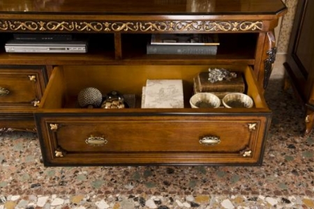 dettaglio porta tv villa fascinato