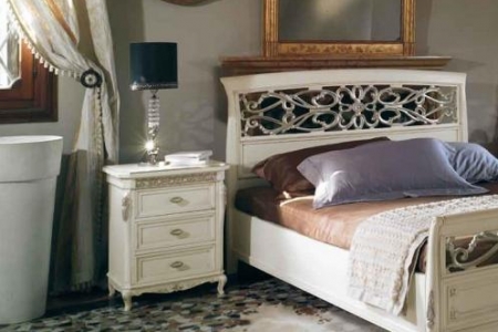 comodino bianco e foglia oro