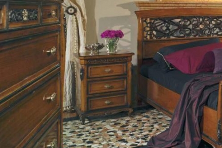 comodino lucidato