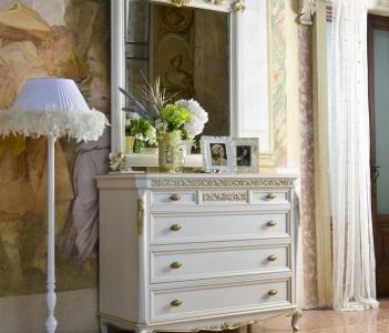 comò classico con dettaglio in foglia oro