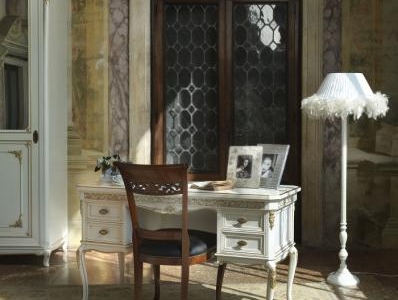 scrittoio bianco con  particolare in foglia oro