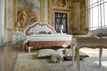 camera classica bianca con intagli in foglia oro