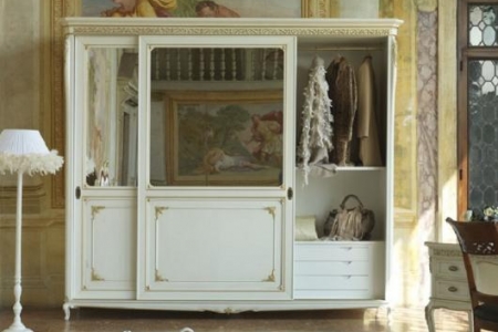 armadio classico bianco con particolari in foglia oro