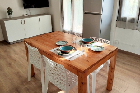 tavolo moderno in legno naturale