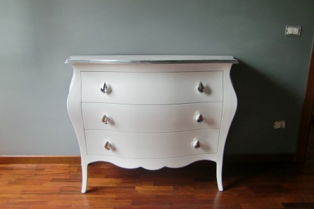 como bianco con finitura foglia argento con pomello in swaroski