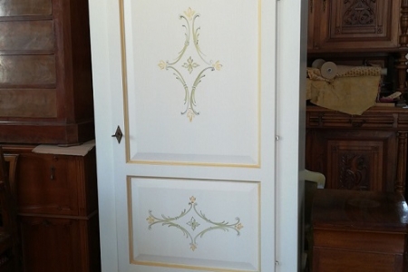 armadio bianco decorato